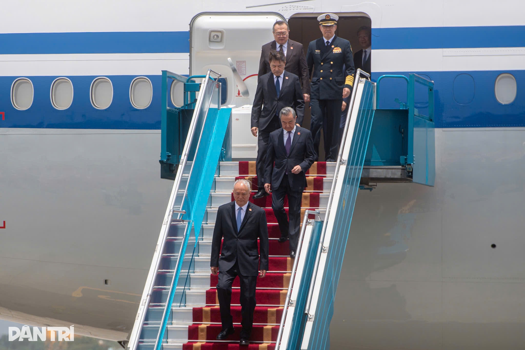 View - Chủ tịch nước Lương Cường đón Tổng Bí thư, Chủ tịch Trung Quốc Tập Cận Bình tại sân bay Nội Bài | Báo Dân trí