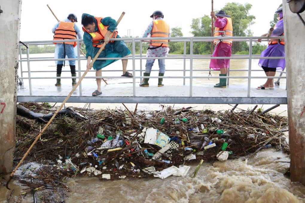 Nguy cơ vỡ đập tràn do rác ứ đọng, Đà Nẵng huy động bộ đội ứng cứu - 1 Nguy cơ vỡ đập tràn do rác ứ đọng, Đà Nẵng huy động bộ đội ứng cứu - 1