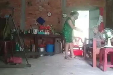 Khởi tố, bắt tạm giam người phụ nữ đánh đập, đổ phân lên đầu mẹ già