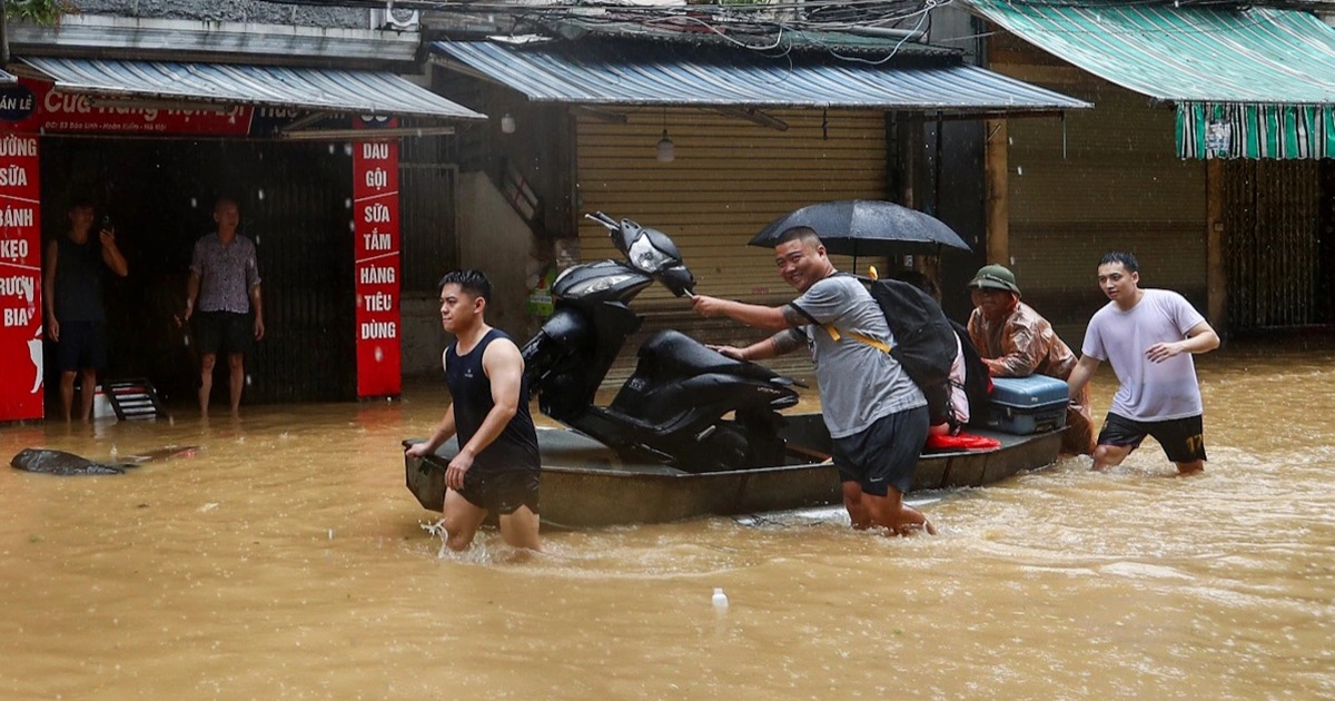 View - Nước sông Hồng vượt báo động 2, người dân ven đê vội vã sơ tán khẩn cấp | Báo Dân trí