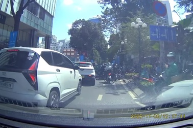 Tài xế taxi nghi nhầm chân ga, tông hàng loạt phương tiện