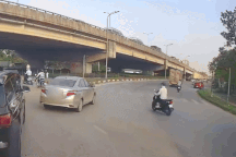 Chạy cắt mặt ô tô, người phụ nữ đi xe máy bị đâm ngã nhào