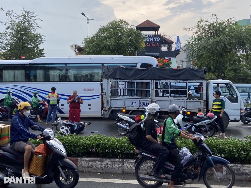 Điều tra vụ tai nạn giao thông làm một người đàn ông tử vong ở TPHCM - 1 Điều tra vụ tai nạn giao thông làm một người đàn ông tử vong ở TPHCM - 1