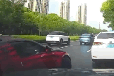 Lao siêu xe Bugatti trị giá 2 triệu USD vào "cà" chiếc BMW chỉ để chen hàng