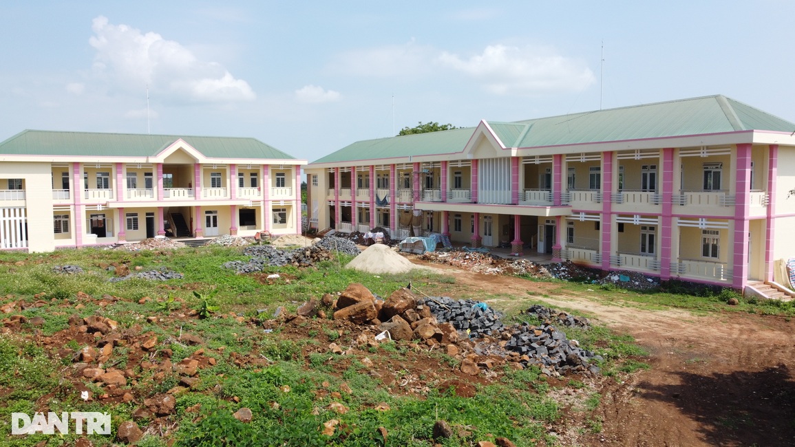 Nghịch lý: Trường tiền tỷ bỏ không, học sinh đi bộ hơn 10km đến trường - 4 Nghịch lý: Trường tiền tỷ bỏ không, học sinh đi bộ hơn 10km đến trường - 4