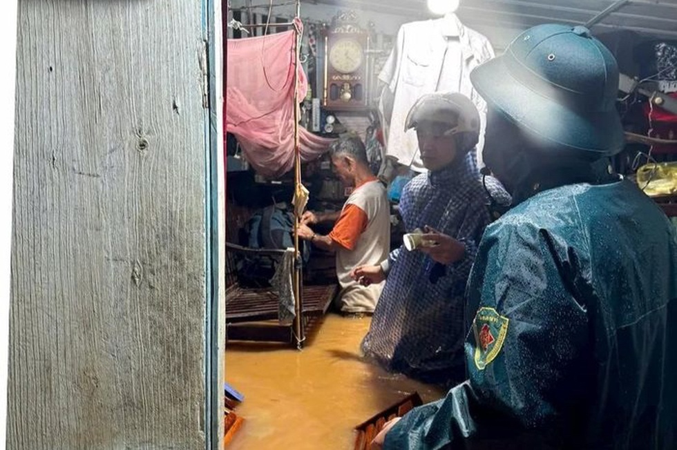 Lũ lên nhanh, người dân ở khu vực Bình Thuận bị cô lập cần cứu hộ - 4 Lũ lên nhanh, người dân ở khu vực Bình Thuận bị cô lập cần cứu hộ - 4