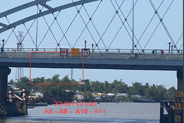 Tàu chở gần 1.000 tấn đá đâm biến dạng cầu Măng Thít