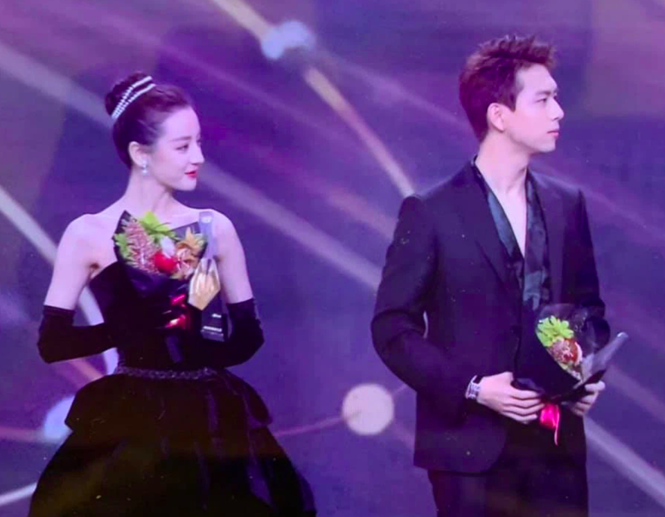 Thần thái sang chảnh và gợi cảm của Địch Lệ Nhiệt Ba - 19 Thần thái sang chảnh và gợi cảm của Địch Lệ Nhiệt Ba - 19