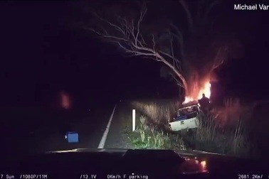 Người đàn ông mạo hiểm tính mạng kéo tài xế bất tỉnh ra khỏi ô tô cháy ngùn ngụt