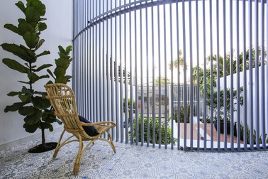 Đẹp lạ “ngôi nhà lưỡi liềm” Việt lên báo nước ngoài