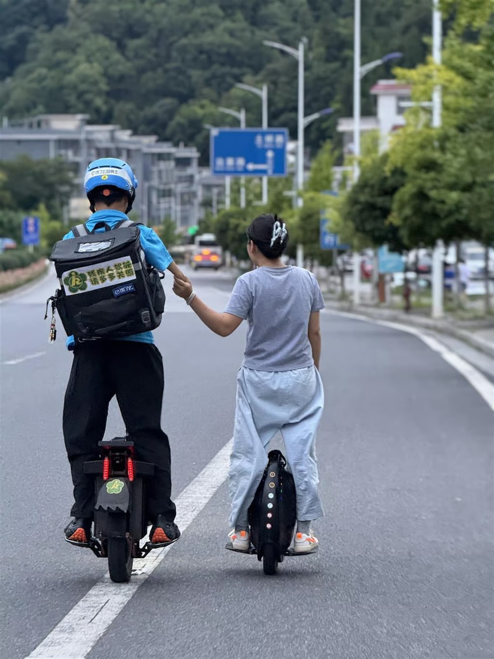 Nam tài xế không tay, làm 2 nghề cùng lúc để nuôi gia đình - 3 Nam tài xế không tay, làm 2 nghề cùng lúc để nuôi gia đình - 3