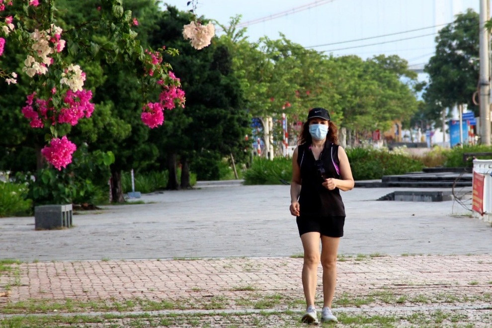 Người dân vùng xanh mang khẩu trang ra phố tập thể dục - 1 Người dân vùng xanh mang khẩu trang ra phố tập thể dục - 1