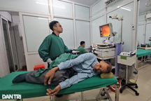 Bệnh nhân chờ đợi, bác sĩ tăng ca vì bệnh viện thiếu thiết bị