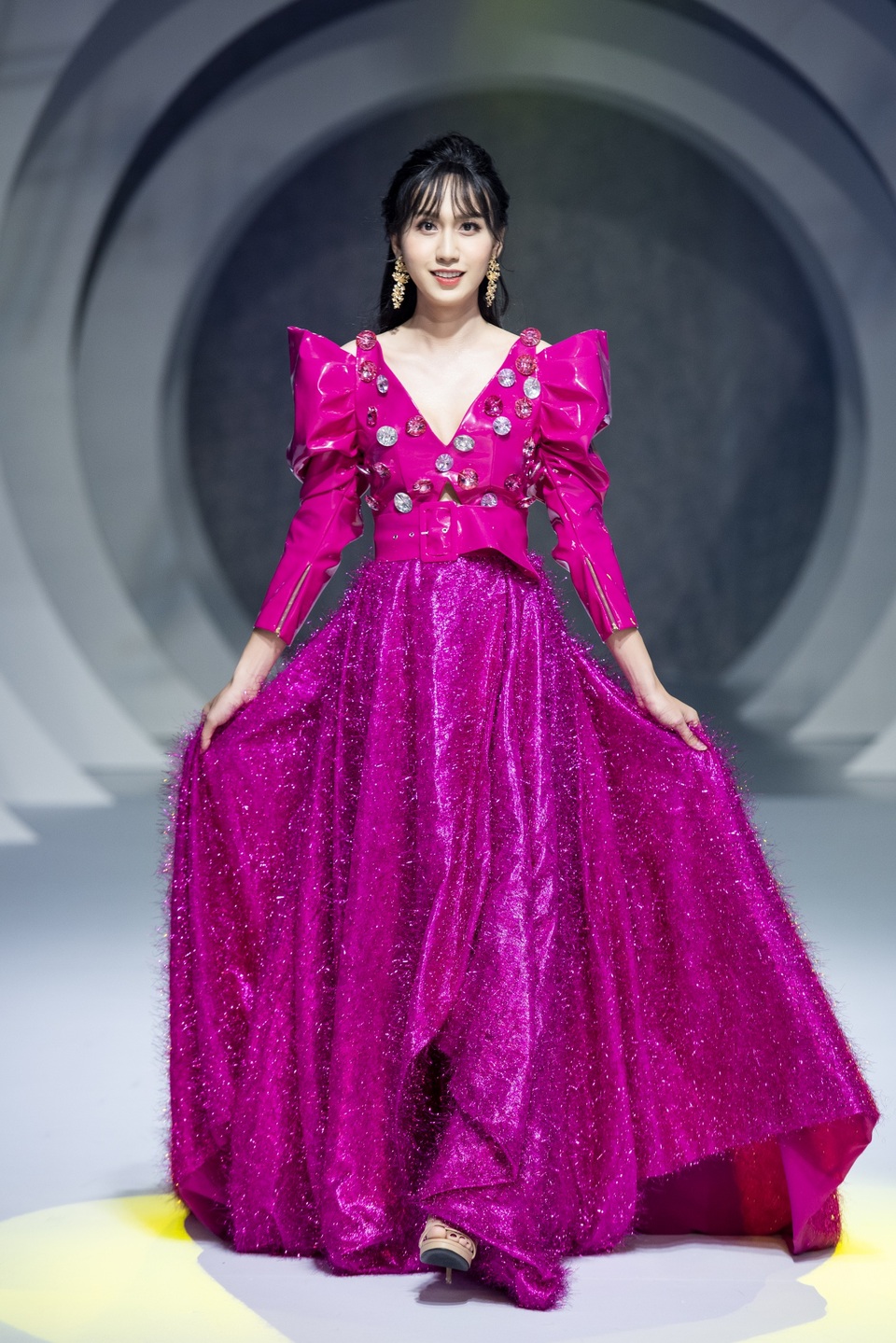 Quỳnh Búp bê Phương Oanh, BTV Hoài Anh cùng mỹ nhân chuyển giới catwalk - 7 Quỳnh Búp bê Phương Oanh, BTV Hoài Anh cùng mỹ nhân chuyển giới catwalk - 7