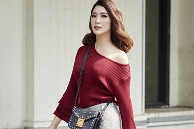 Mỹ nhân 9x hờ hững khoe vai trần bất chấp gió đông