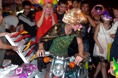 Bất chấp trời mưa, phố cổ ùn tắc đêm Rằm