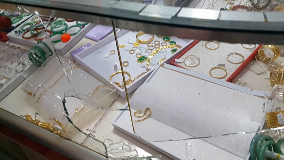 Bịt mặt, cầm búa xông vào cướp tiệm vàng - 2 Bịt mặt, cầm búa xông vào cướp tiệm vàng - 2