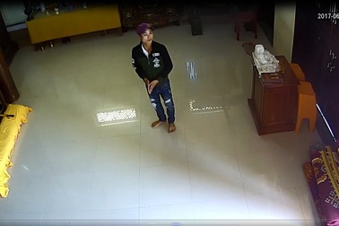 Cạy hòm công đức trộm tiền chỉ trong vài chục giây
