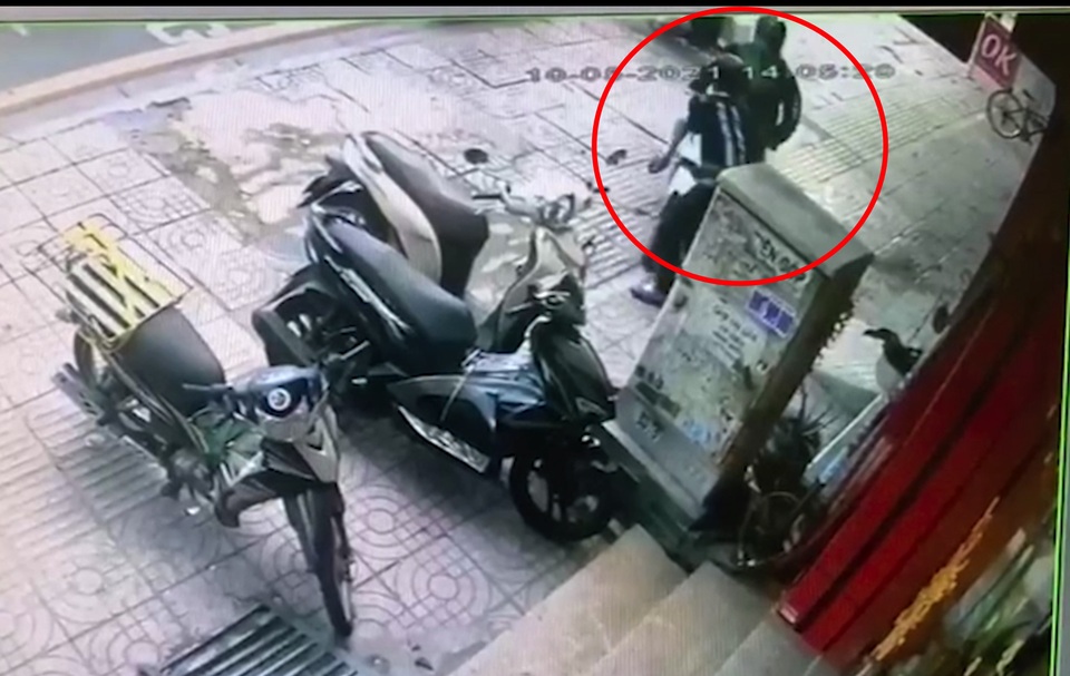 Tài xế công nghệ lao xe máy vào kẻ trộm xe SH - 1 Tài xế công nghệ lao xe máy vào kẻ trộm xe SH - 1