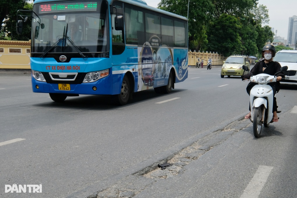 Đường dưới chân dự án Nhổn - ga Hà Nội nát sau khi được hoàn trả - 1 Đường dưới chân dự án Nhổn - ga Hà Nội nát sau khi được hoàn trả - 1