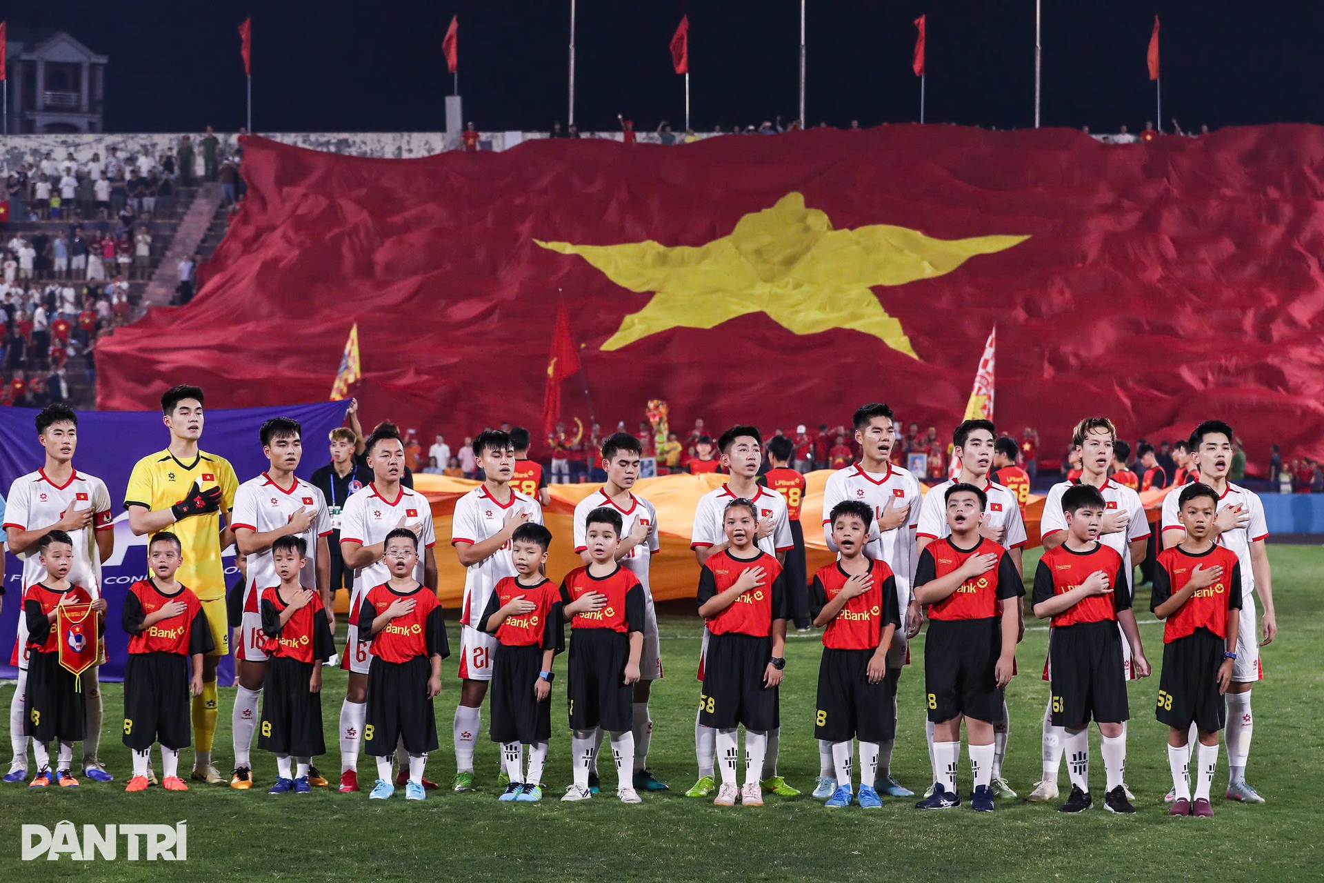 Màn trình diễn của Đình Bắc và Văn Trường trước U23 Singapore - 1 Màn trình diễn của Đình Bắc và Văn Trường trước U23 Singapore - 1
