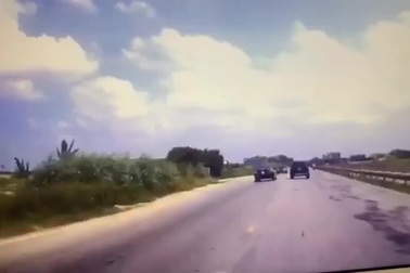 Vượt ẩu trên đường hẹp, xe con gây tai nạn liên hoàn