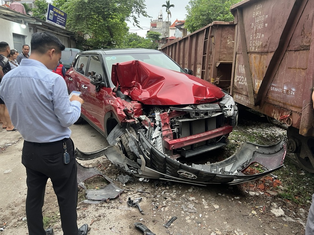 Khoảnh khắc ô tô bị tông toác đầu vì đỗ gần đường tàu ở Hà Nội - 1 Khoảnh khắc ô tô bị tông toác đầu vì đỗ gần đường tàu ở Hà Nội - 1