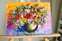 Người phụ nữ "vẽ tranh" bằng đất sét