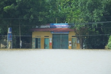 Nhiều người dân vẫn sống cảnh “màn trời chiếu đất” sau lũ