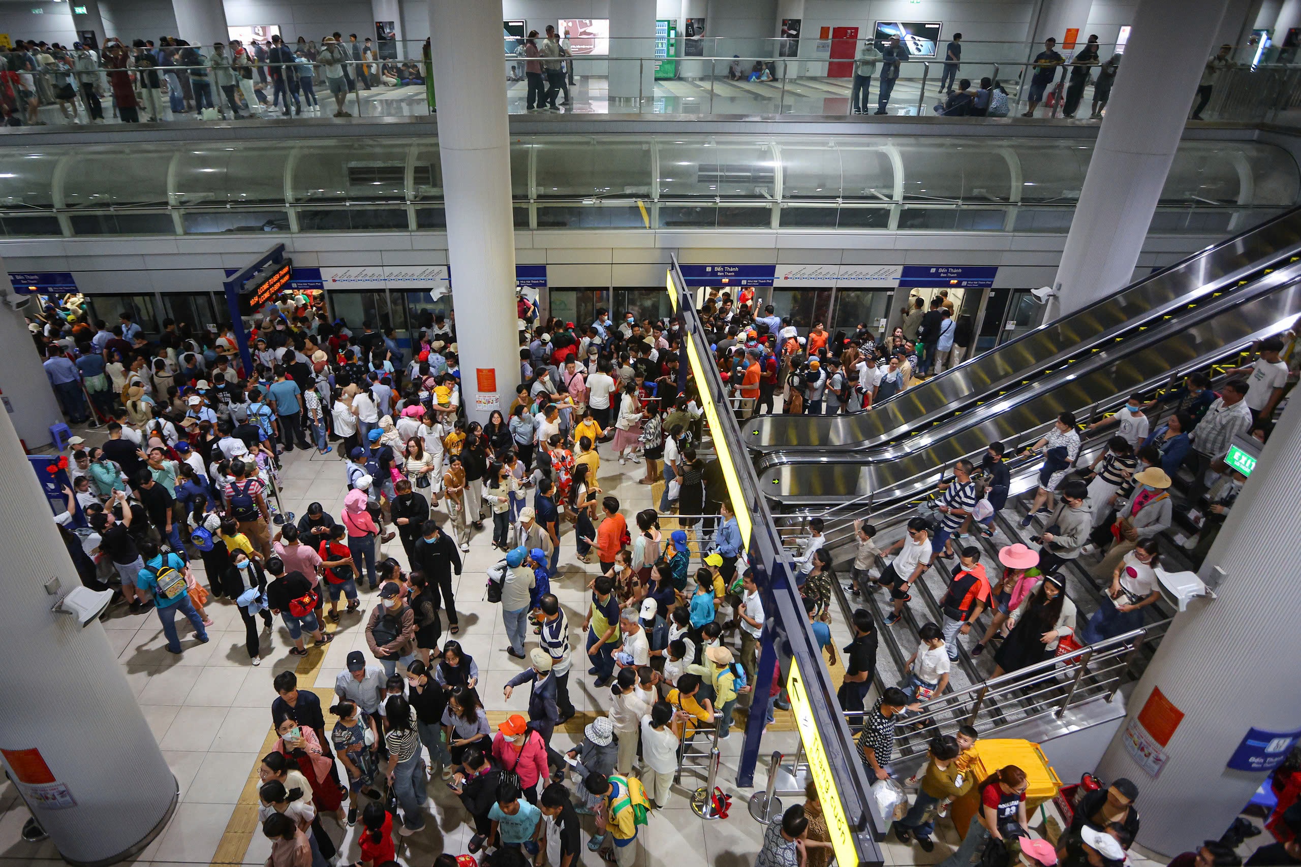 Khách cởi đồ chụp ảnh ở Metro và chuyện văn minh công cộng - 1 Khách cởi đồ chụp ảnh ở Metro và chuyện văn minh công cộng - 1