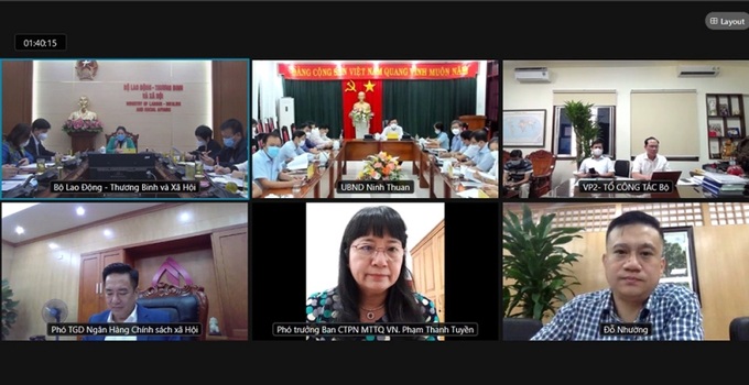 Các đại biểu tại các điểm cầu trong cuộc họp trực tuyến với UBND tỉnh Ninh Thuận