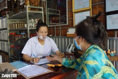 Bỏ nghề thiết kế thời trang về bốc thuốc miễn phí cho người nghèo