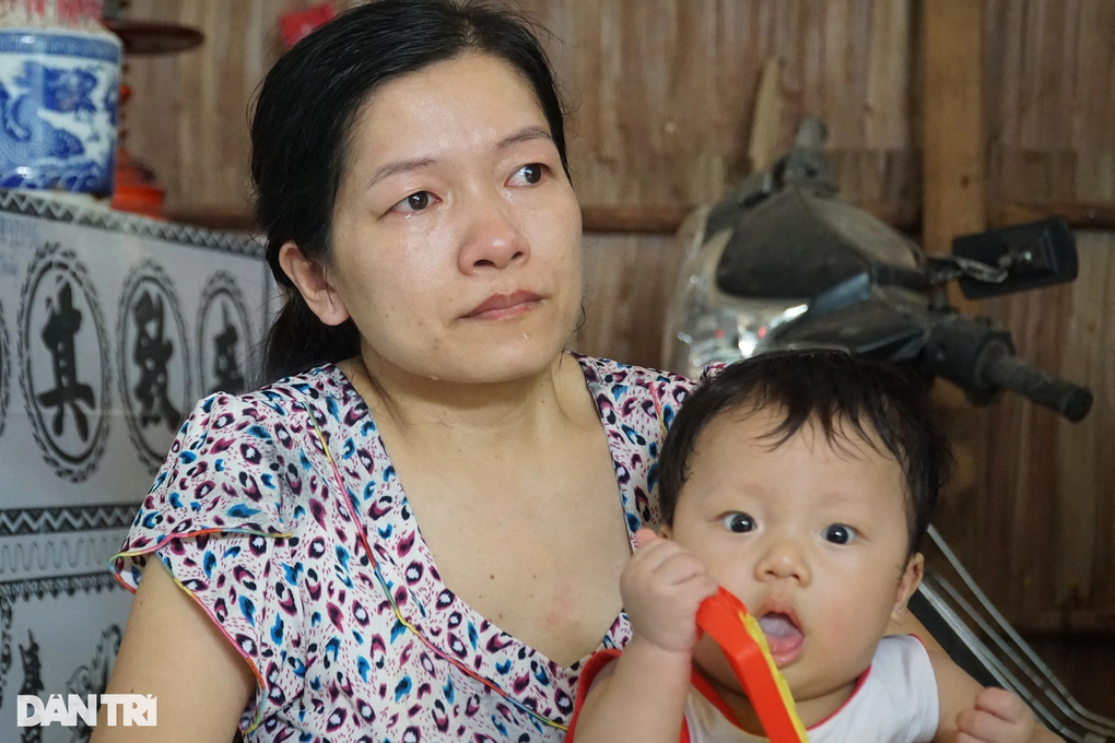 Chồng đột tử, vợ ôm 3 con nhỏ sống lay lắt nhờ cơm gạo hàng xóm - 3 Chồng đột tử, vợ ôm 3 con nhỏ sống lay lắt nhờ cơm gạo hàng xóm - 3