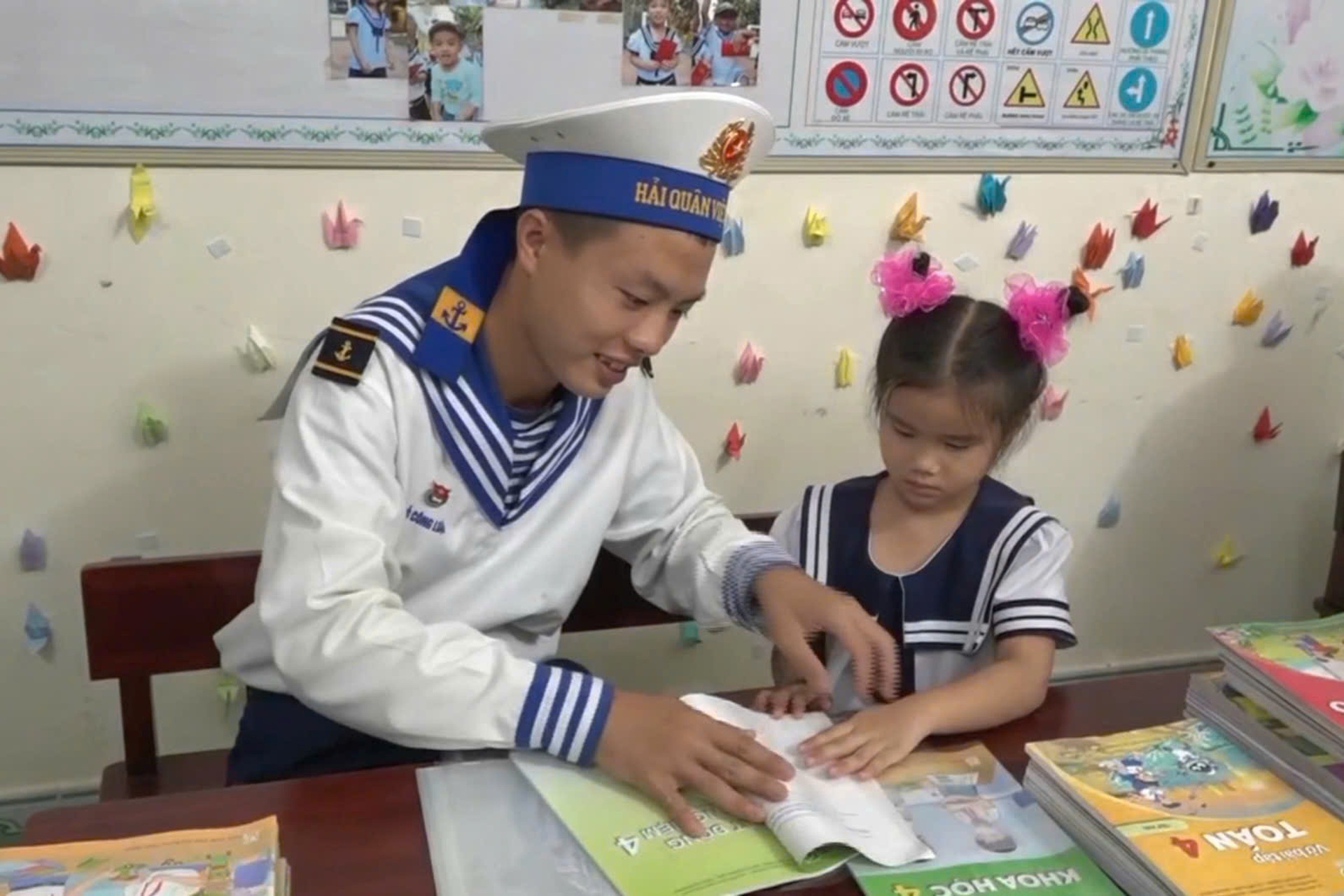 أجواء صاخبة ومبهجة في يوم الافتتاح على مستوى البلاد - 19 Không khí rộn ràng, hân hoan trong ngày khai giảng trên toàn quốc - 19