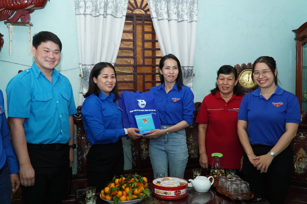 Những cô gái cất bằng cử nhân, gác công việc hăng hái lên đường nhập ngũ - 2 Những cô gái cất bằng cử nhân, gác công việc hăng hái lên đường nhập ngũ - 2