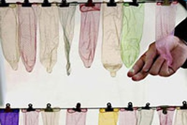 Vì sao người trẻ không thích dùng bao cao su?