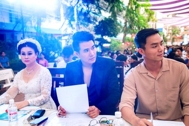 Vũ Mạnh Cường về trường người yêu cũ tìm học sinh thanh lịch