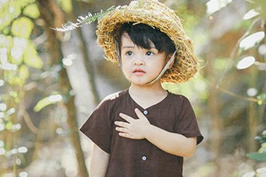 Bé gái đáng yêu "hóa thân" nữ thanh niên xung phong