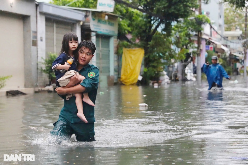 Đầu mùa mưa, khu vực chợ Thủ Đức ở TPHCM lại ngập nặng - 1