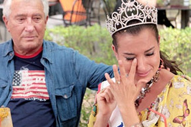 Hoa hậu gốc Mỹ đang chiến đấu với căn bệnh lạ về mắt