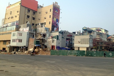 Con đường “đắt nhất hành tinh” lem nhem những ngôi nhà kỳ dị