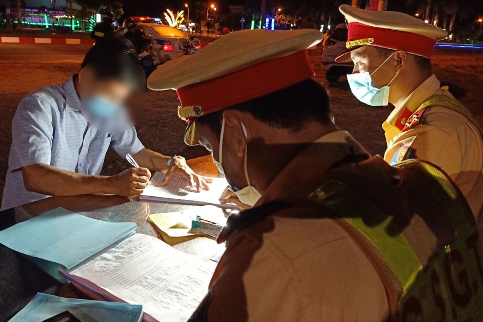 Ra quân kiểm tra ô tô qua tuyến quốc lộ 1, có tài xế mút khung độ cồn - 4
