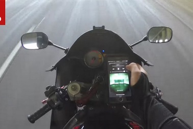 Bạn vẫn vừa lái xe vừa dùng điện thoại?