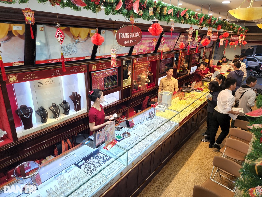 Tiệm vàng tại TPHCM dịp vía Thần Tài: Nhân viên đến sớm phải... chờ cửa - 18 Tiệm vàng tại TPHCM dịp vía Thần Tài: Nhân viên đến sớm phải... chờ cửa - 18