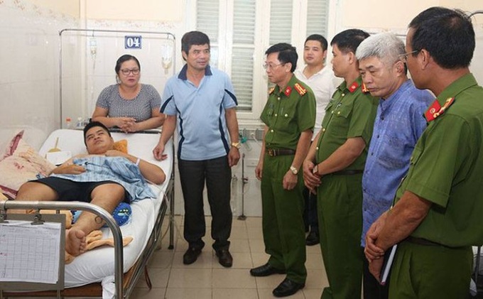 Đoàn công tác của Tổng cục Cảnh sát thăm tặng quà cho chiến sĩ bị thương tai BV Việt Đức. Ảnh: T.Hữu