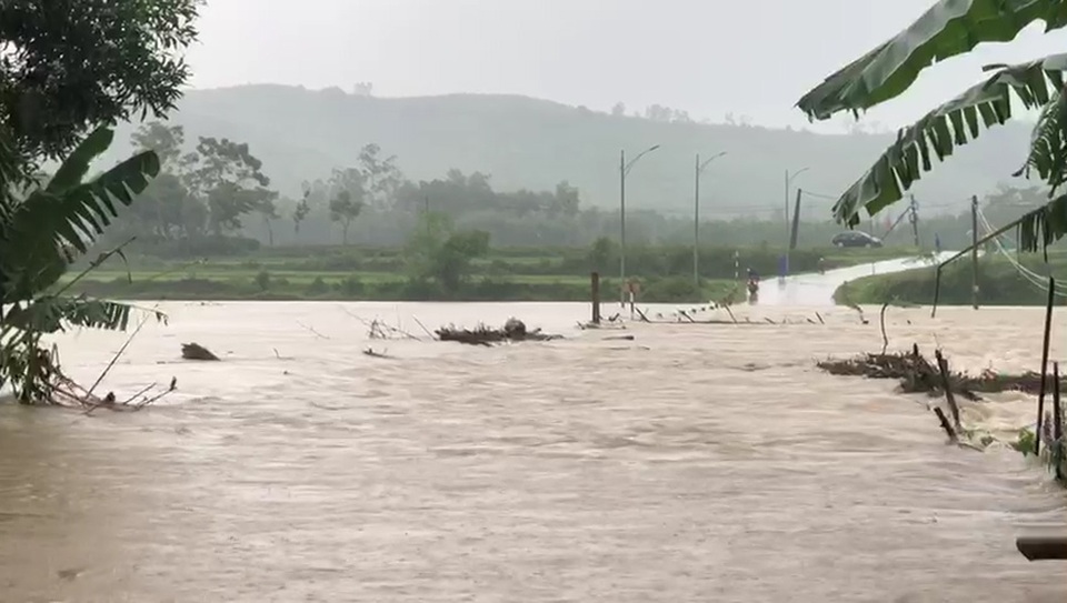 Hàng ngàn người đang bị cô lập vì nước lũ dâng cao - 4 Hàng ngàn người đang bị cô lập vì nước lũ dâng cao - 4