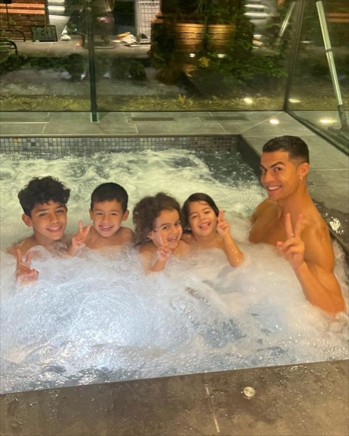 Lọ Lem Georgina Rodriguez phải học cách làm quen với độ giàu của Ronaldo - 5 Lọ Lem Georgina Rodriguez phải học cách làm quen với độ giàu của Ronaldo - 5