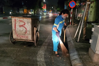 Hà Nội: Công nhân vệ sinh với nỗi lo chuyển mùa