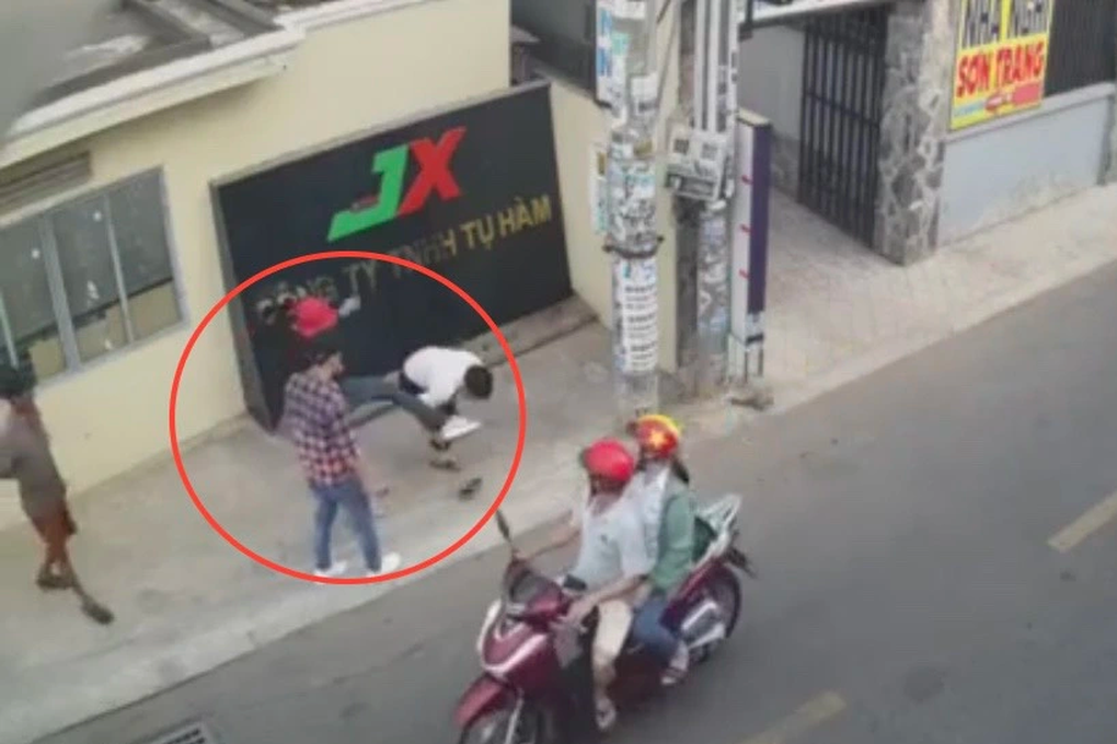 Xôn xao clip bảo vệ bị đánh gục trước cổng công ty ở Bình Dương - 1 Xôn xao clip bảo vệ bị đánh gục trước cổng công ty ở Bình Dương - 1