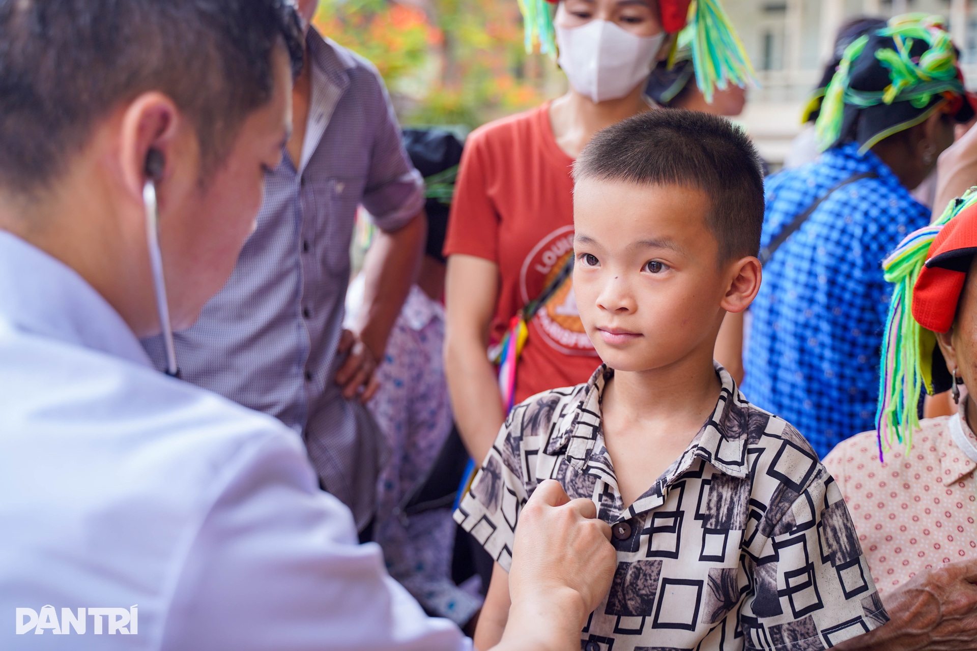 Những già bản trên đỉnh Tây Côn Lĩnh lần đầu được siêu âm, xét nghiệm - 9